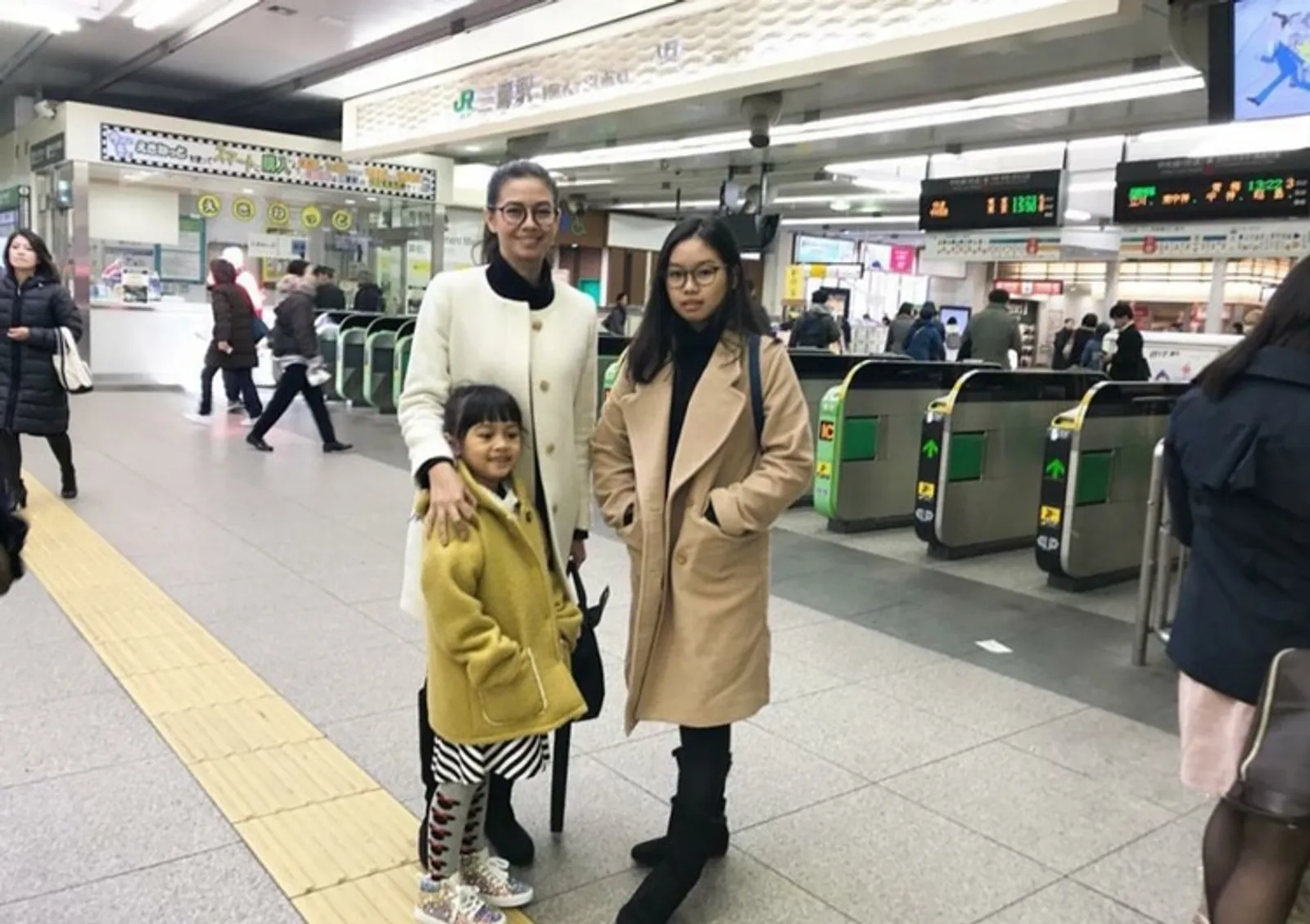 9 Momen Kedekatan Yuki Kato & Keluarga yang Layak Disebut Family Goals