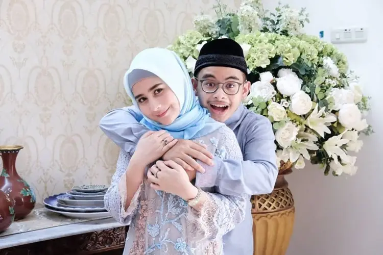 Jarang Disorot, 10 Momen Manis Prilly Latuconsina & Adik Laki-lakinya