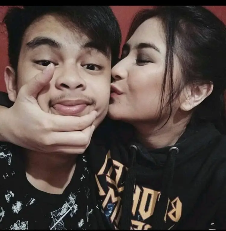 Jarang Disorot, 10 Momen Manis Prilly Latuconsina & Adik Laki-lakinya