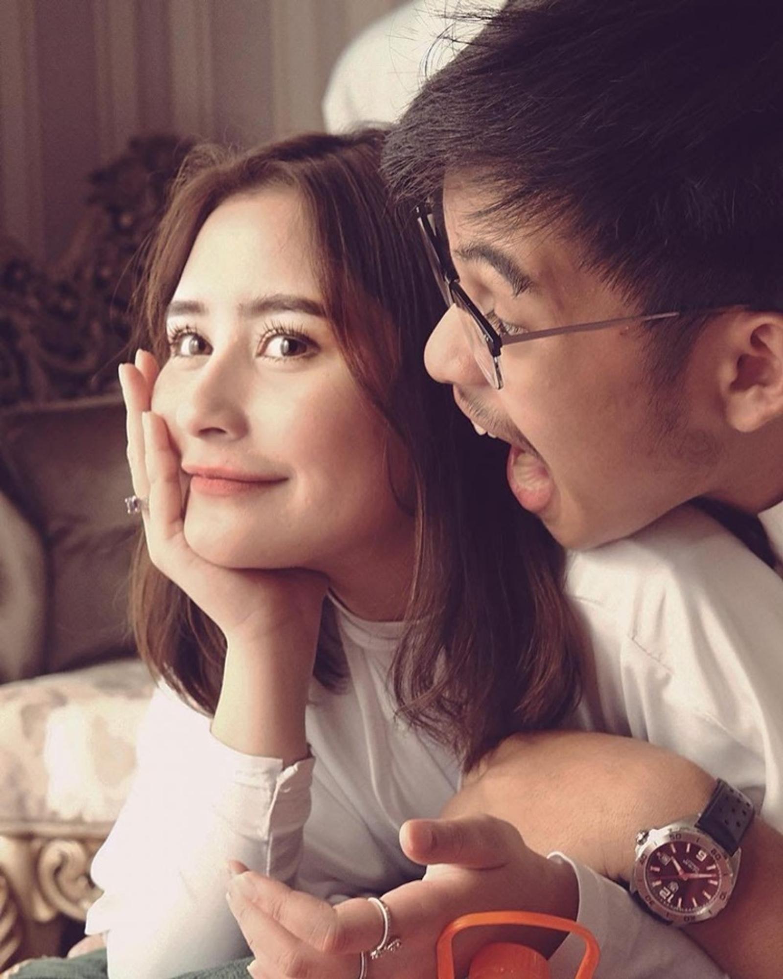 Jarang Disorot, 10 Momen Manis Prilly Latuconsina & Adik Laki-lakinya