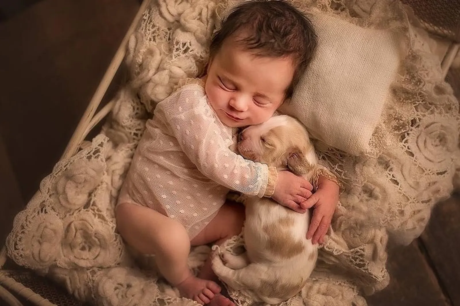 So Cute! 8 Foto Ini Buktikan Bayi Bisa Akrab dengan Binatang
