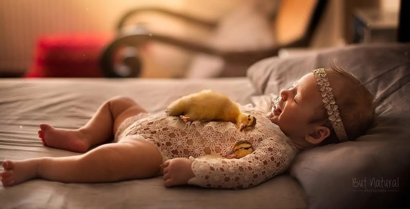 So Cute! 8 Foto Ini Buktikan Bayi Bisa Akrab dengan Binatang
