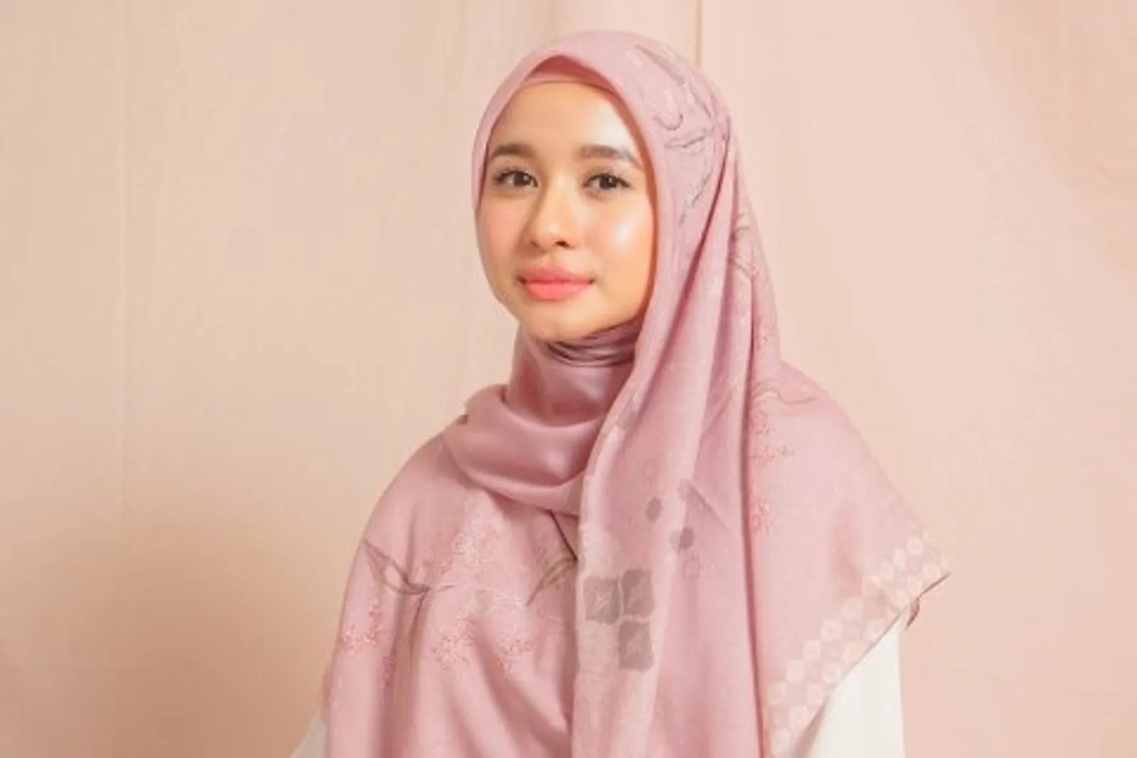#PopbelaOOTD: Rayakan Bulan Suci Ramadan Pakai Kerudung Pink