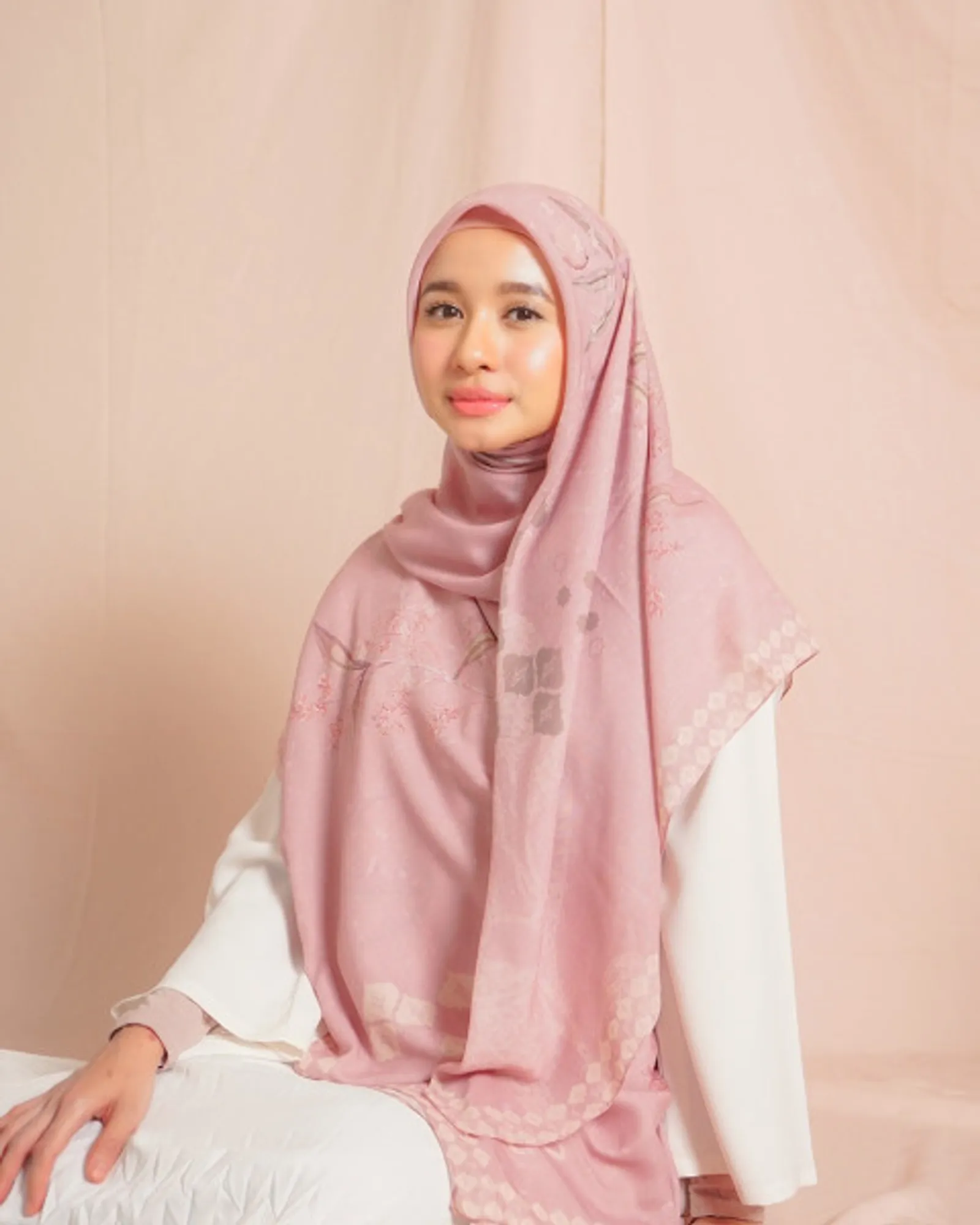 #PopbelaOOTD: Rayakan Bulan Suci Ramadan Pakai Kerudung Pink