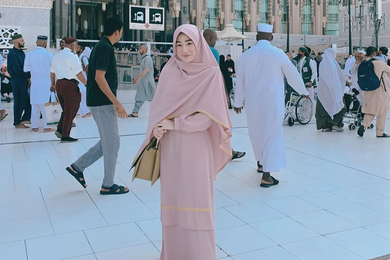 Tetap Tertutup dan Manis, Ini Tips Padu-padan Hijab Syar'i