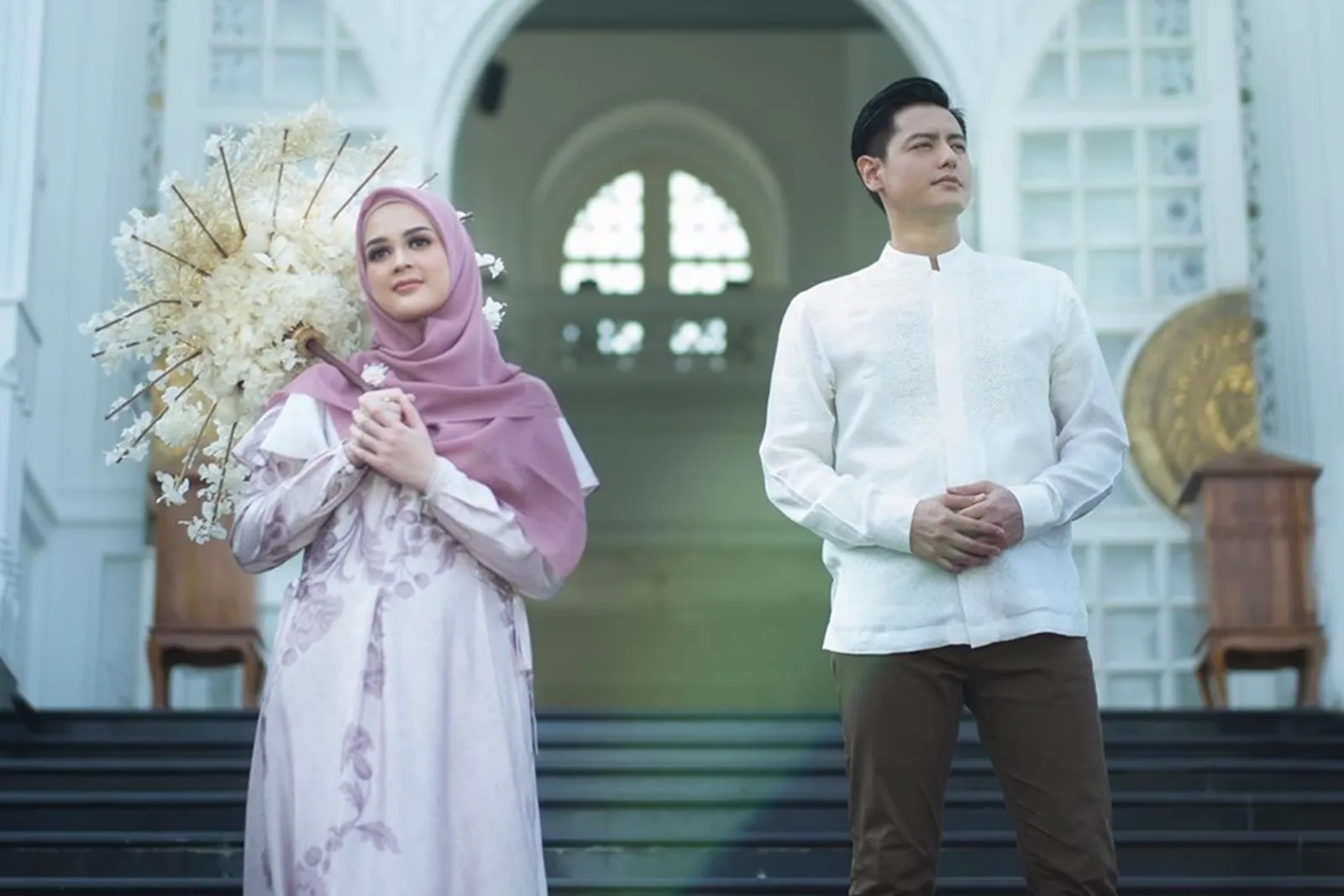 Mesranya! 10 Momen Ramadan Pertama Roger Danuarta Bersama Cut Meyriska