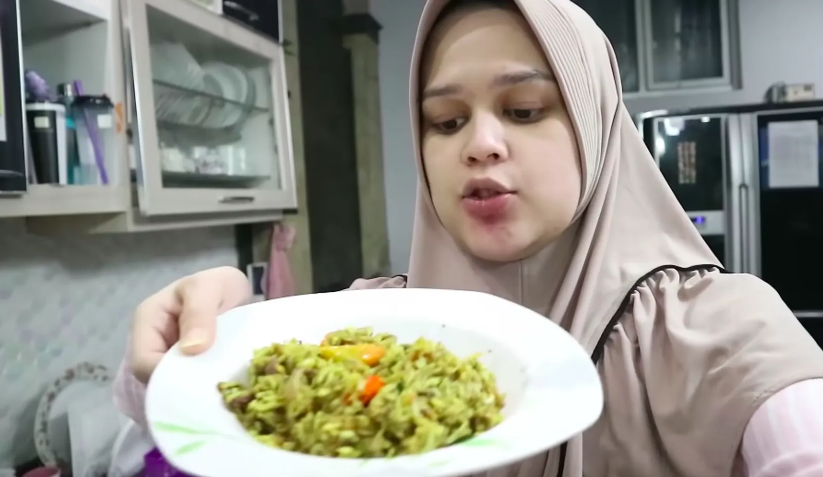 Mesranya! 10 Momen Ramadan Pertama Roger Danuarta Bersama Cut Meyriska