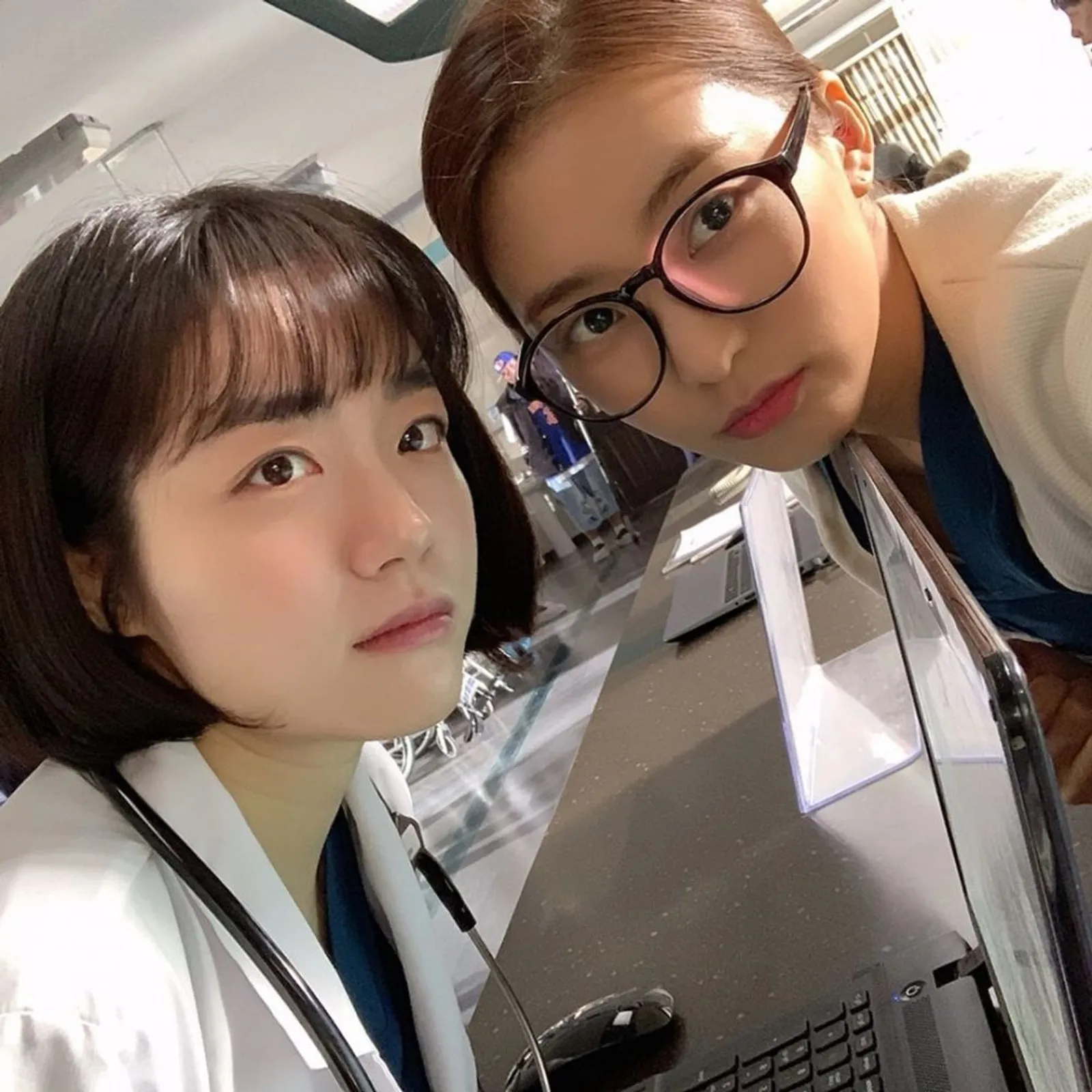 Akrab Banget! 12 Potret Pemain 'Romantic Doctor Kim 2' di Balik Layar