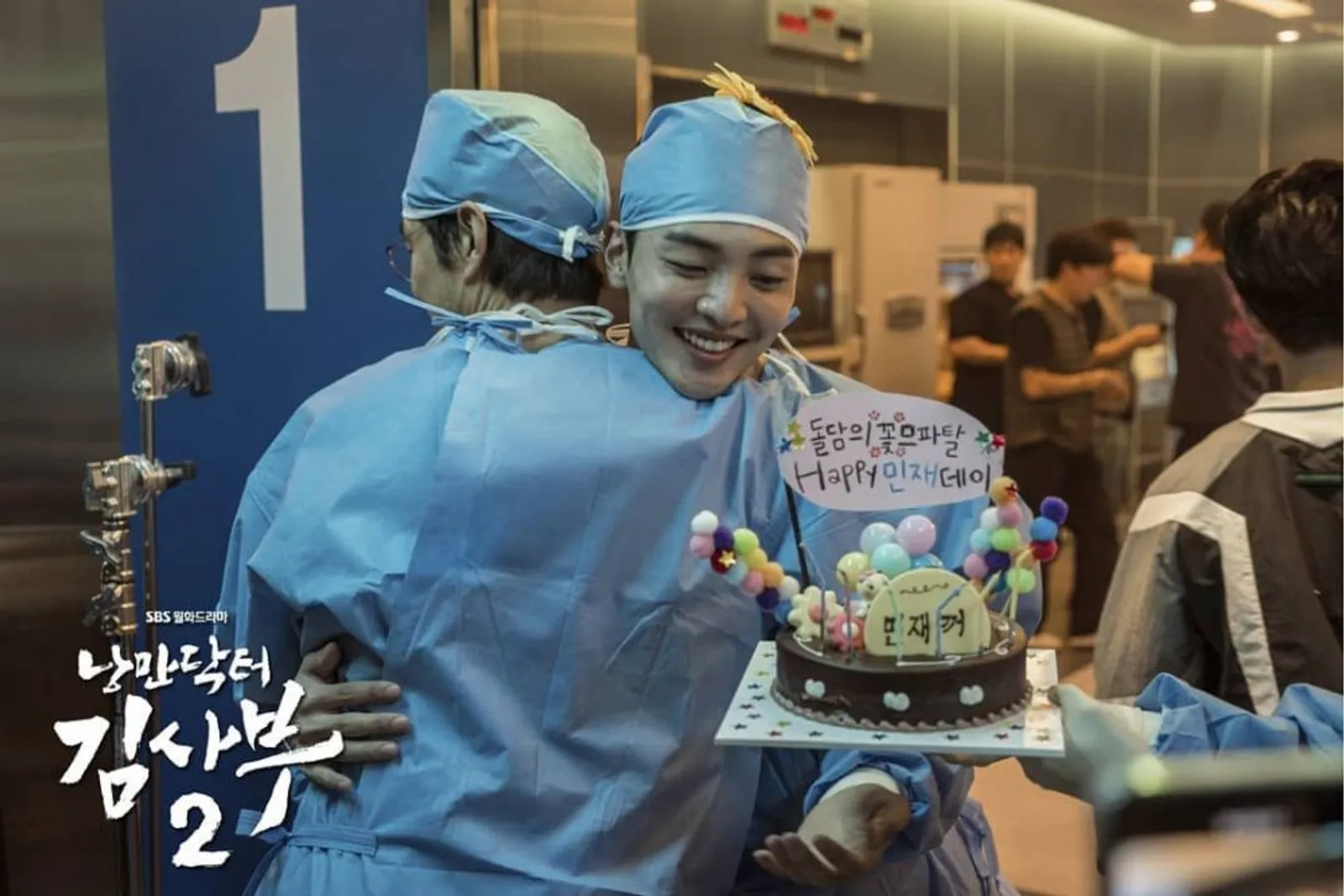 Akrab Banget! 12 Potret Pemain 'Romantic Doctor Kim 2' di Balik Layar