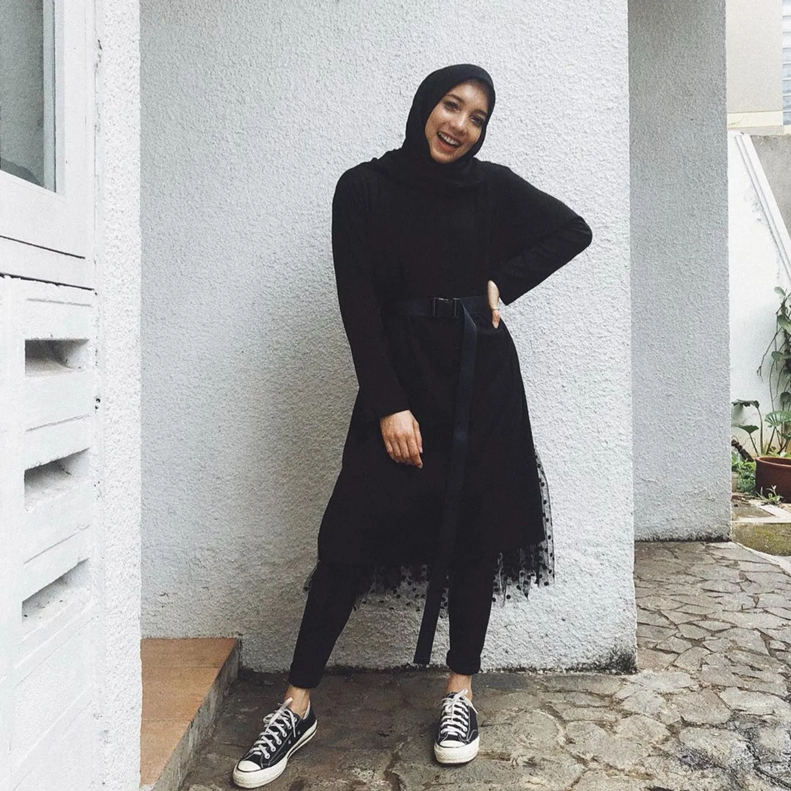 Supaya Nggak Bosan, Ini Cara Mix & Match Hijab Serba Hitam