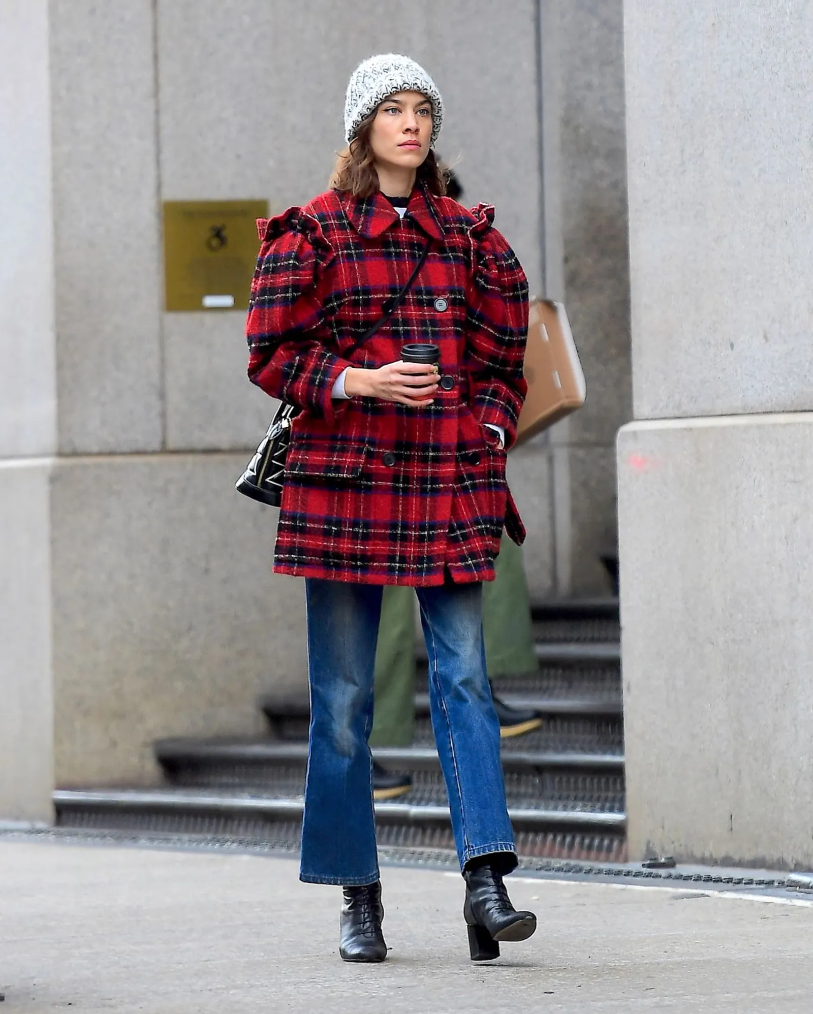 Tips Mix & Match Pakai Topi Layaknya Alexa Chung