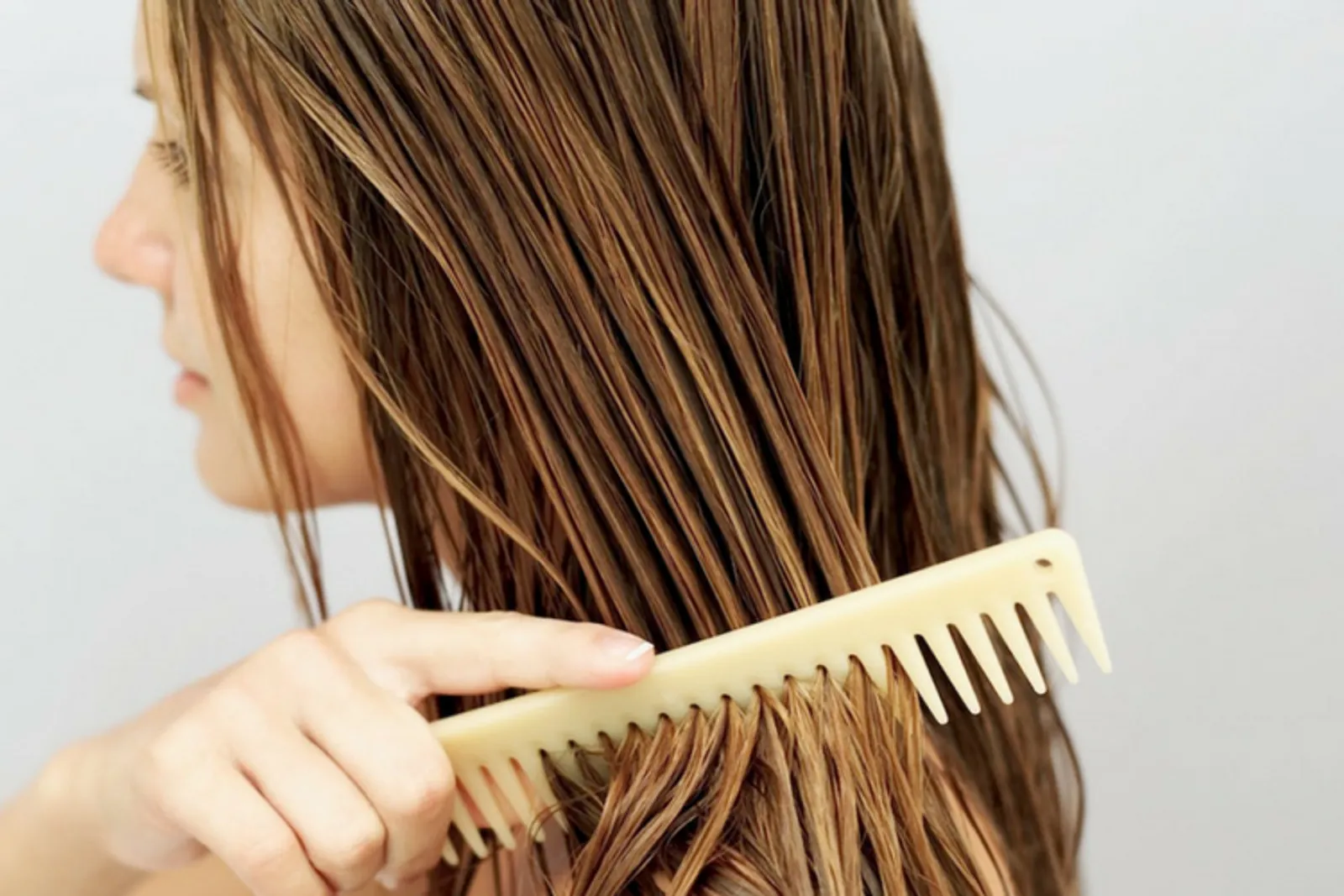 5 Cara Mudah Atasi Rambut Lepek Buat Kamu yang Nggak Sempat Keramas