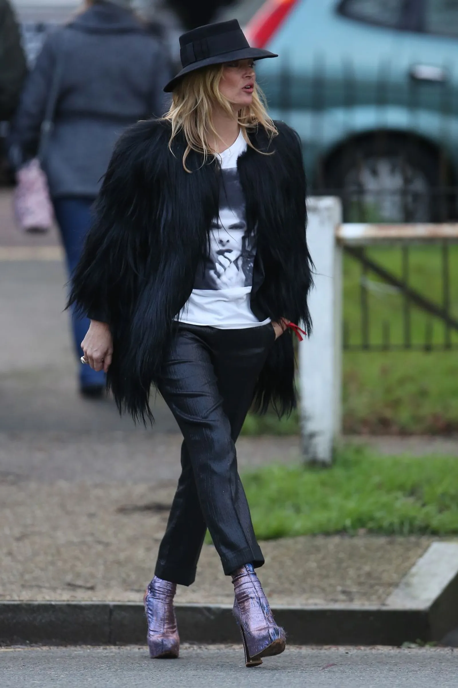 Intip Gaya Street Style Kate Moss, Selalu Statement!