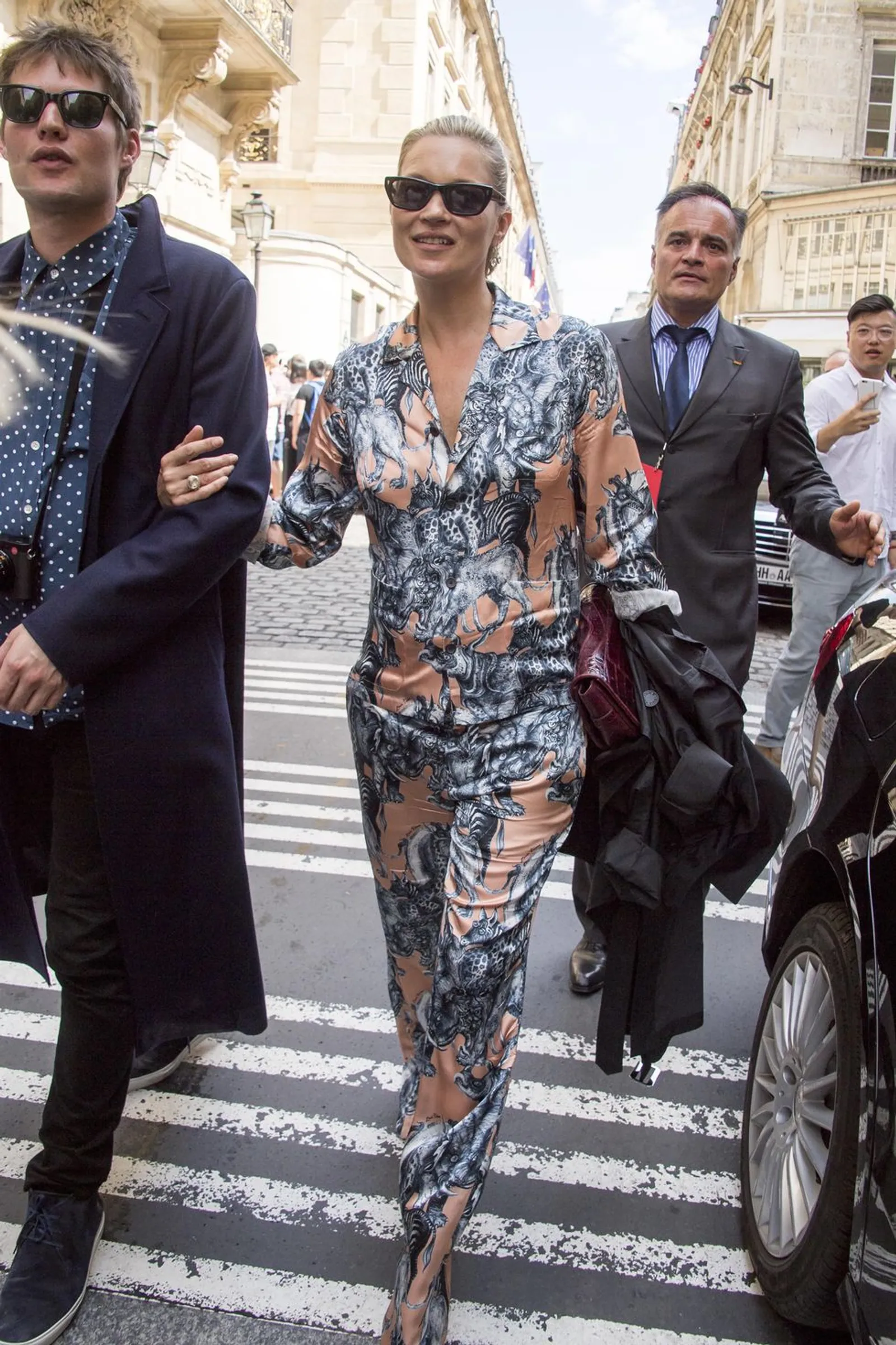 Intip Gaya Street Style Kate Moss, Selalu Statement!