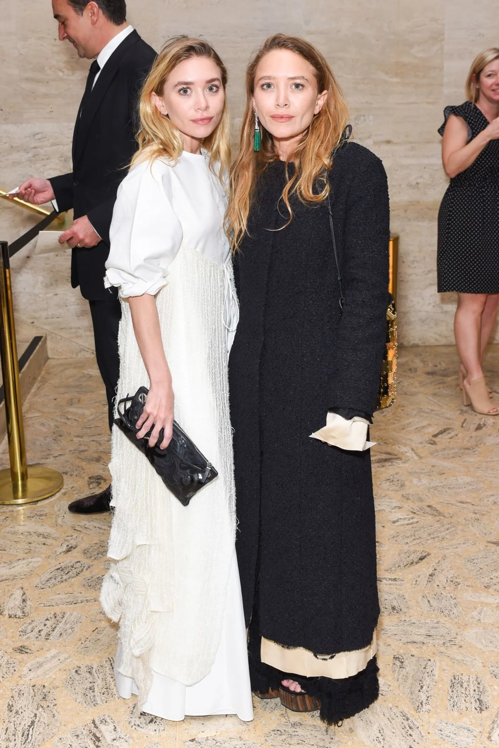Gaya Effortless Mary-Kate dan Ashley Olsen yang Tetap Stunning!