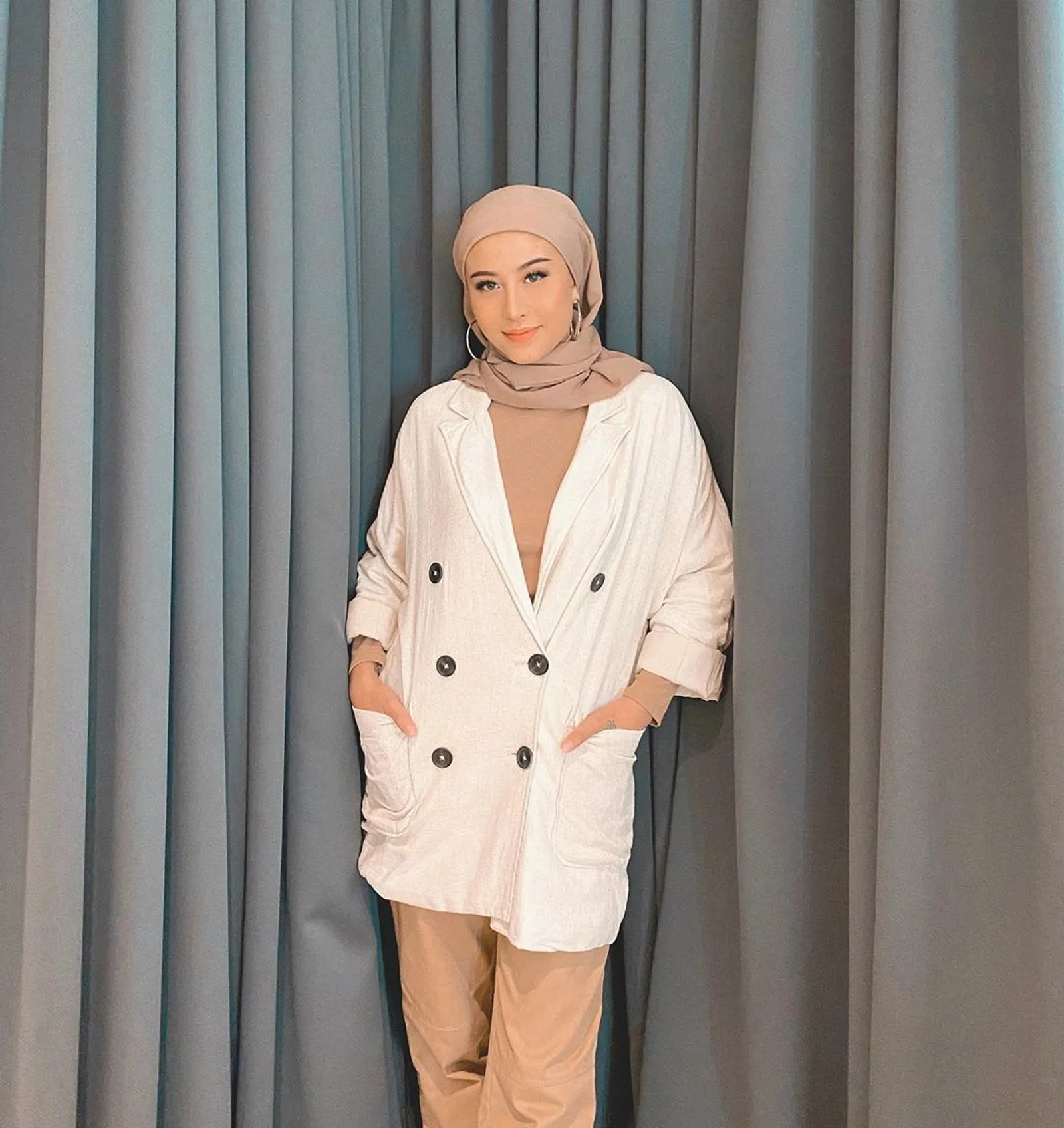 Contek Gaya Hijab Nude ala Awkarin yang Kini Tampil Modest