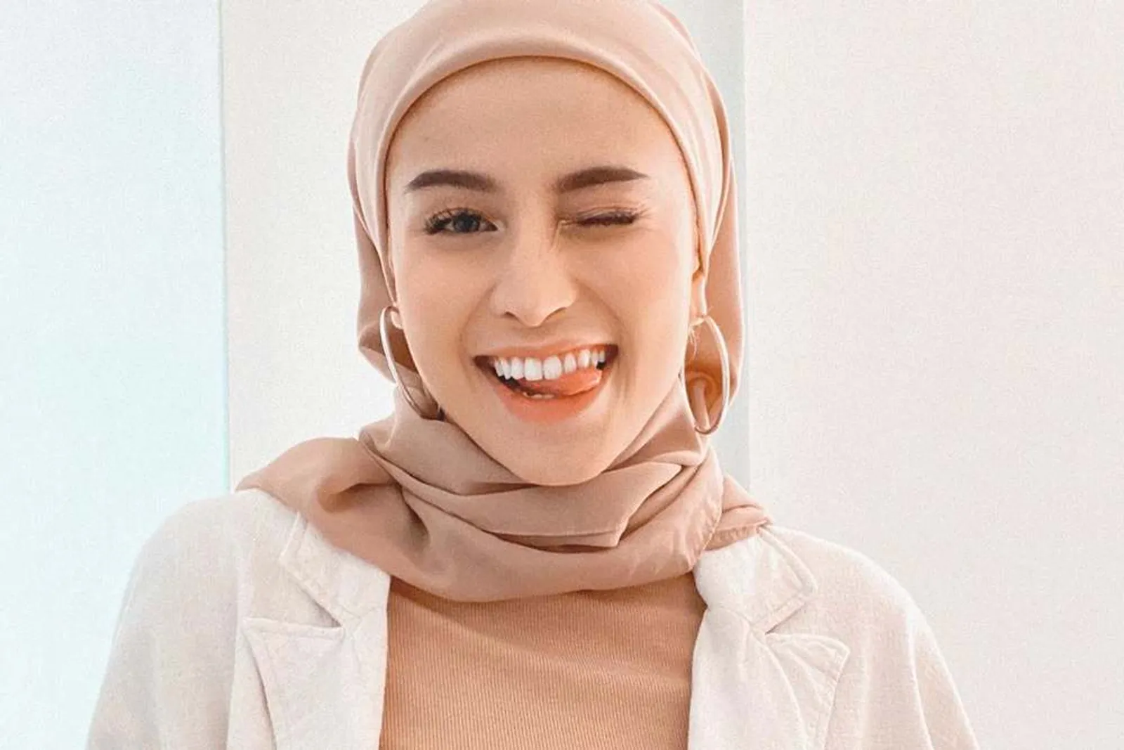 Contek Gaya Hijab Nude ala Awkarin yang Kini Tampil Modest