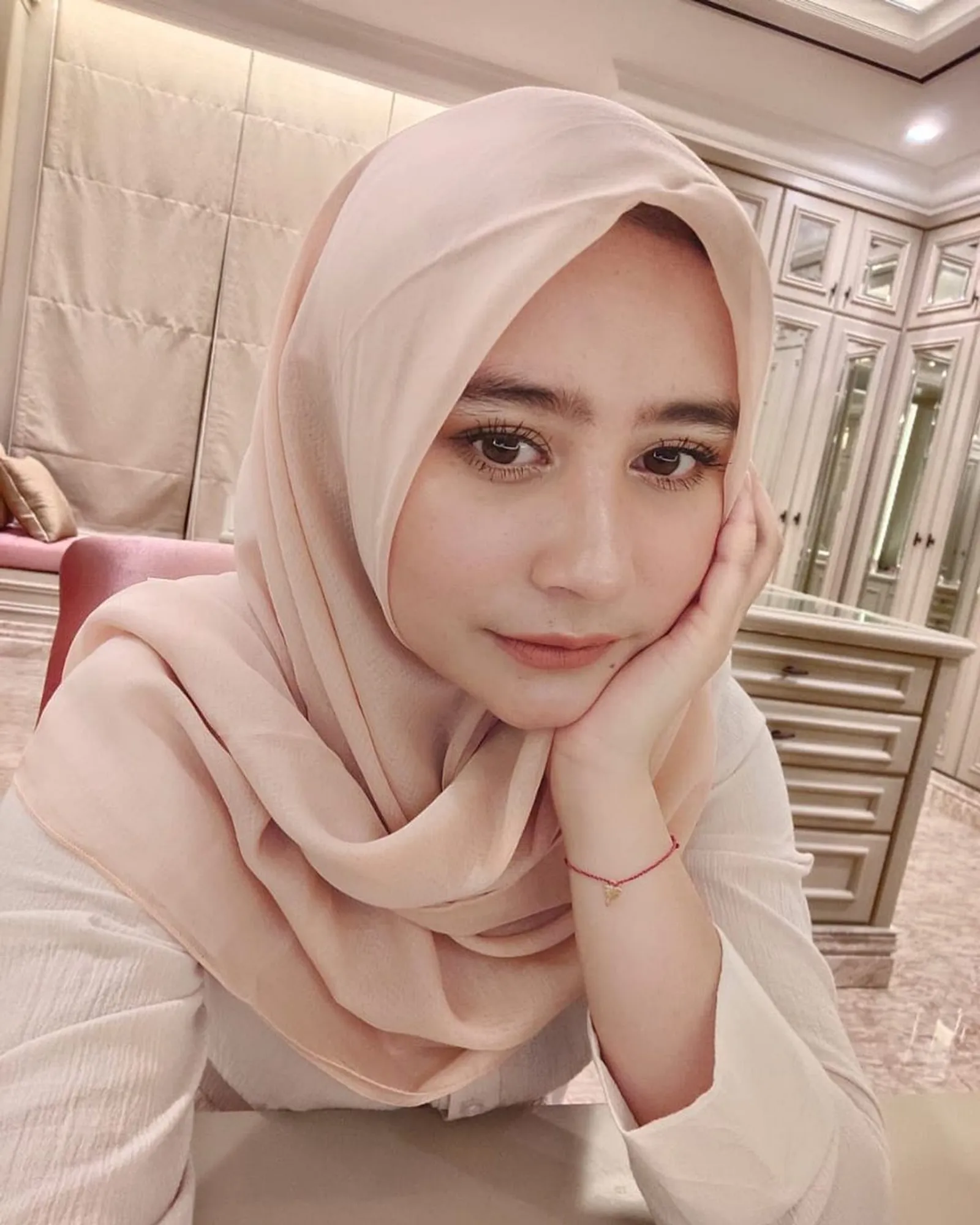 Pakai Kerudung, Gaya Artis Indonesia Ini Bikin Pangling!