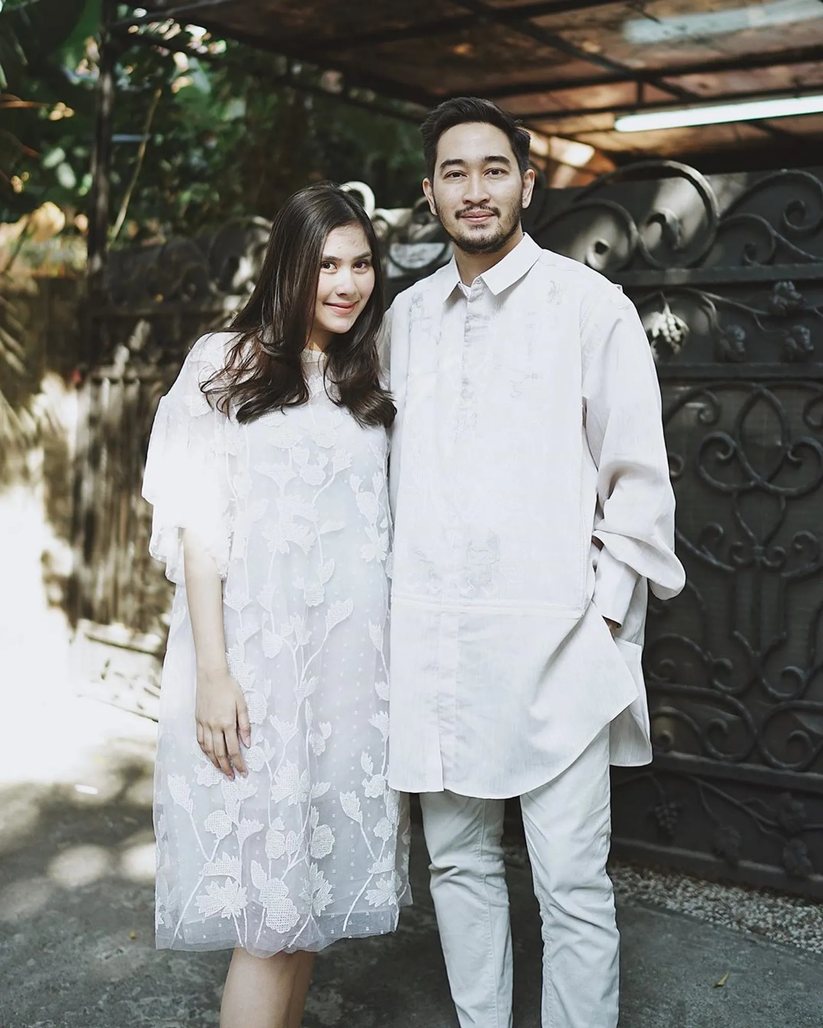 Inspirasi OOTD Baju Lebaran di Rumah Aja dari Artis Indonesia