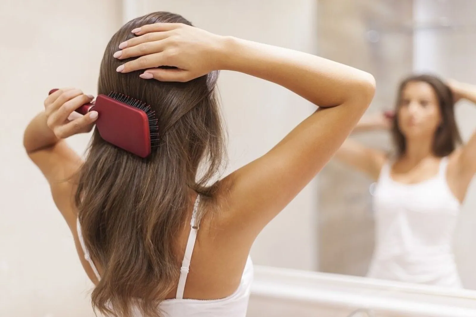 7 Kebiasaan Sehari-hari yang Membuat Rambut Kamu Mudah Lepek