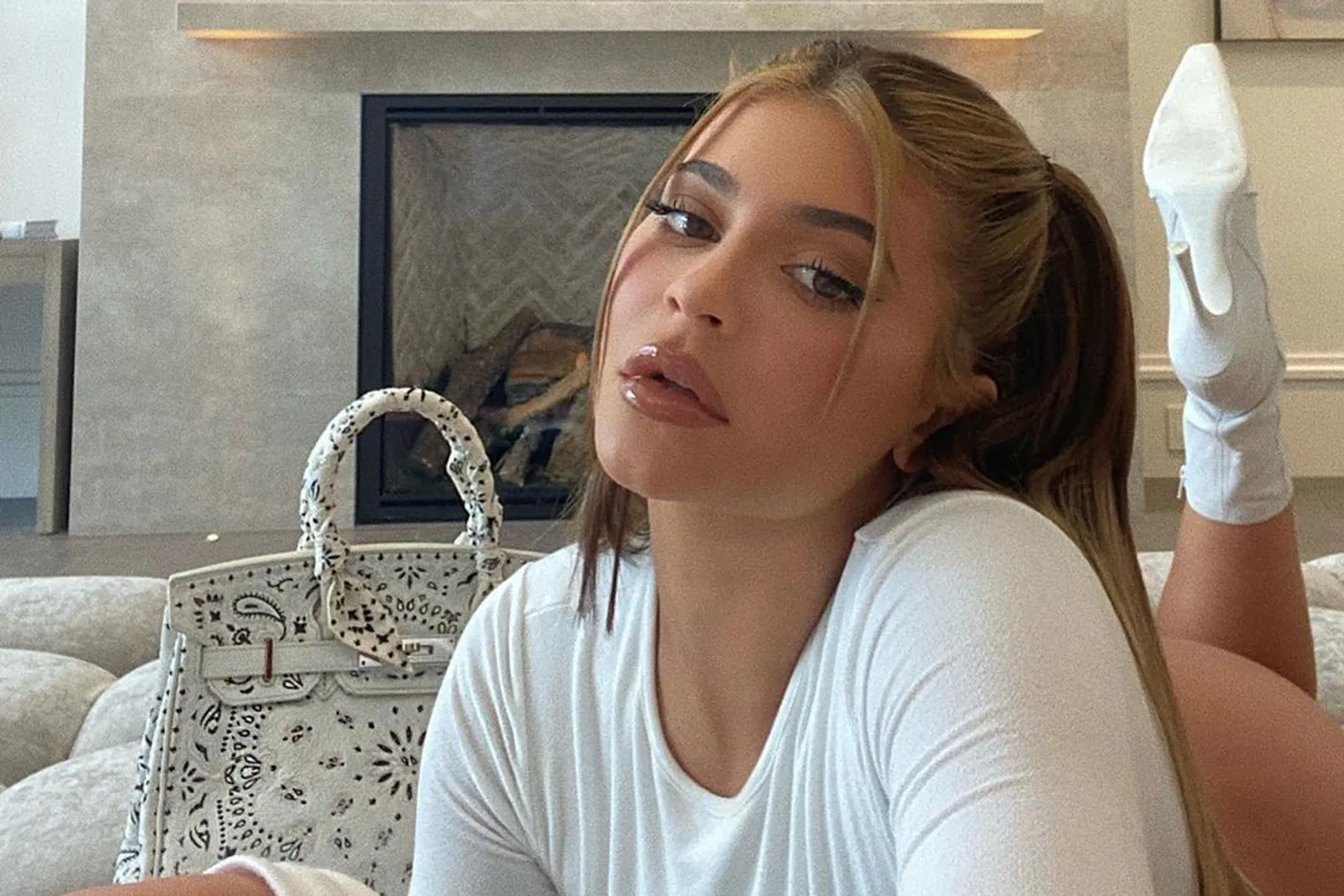 Cuma Zoom Meeting, Kylie Jenner Pakai Baju Seksi, dan Pamer 'Itunya'