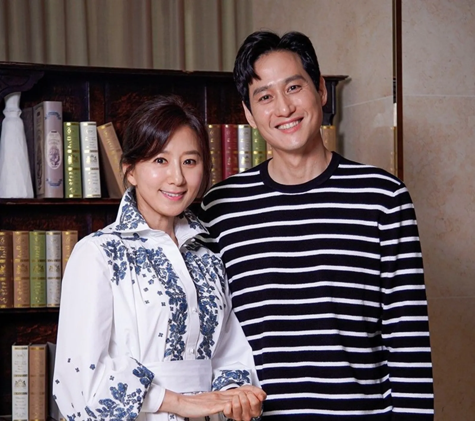 Diselingkuhi di Drama, Ini 10 Momen Bahagia Kim Hee Ae & Suami Asli