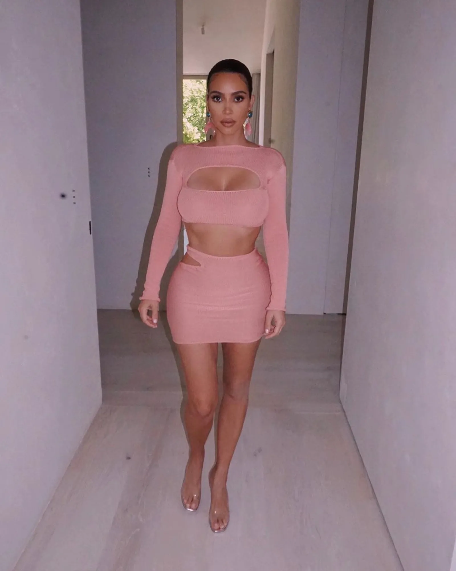 Deretan Baju Seksi Kim Kardashian West yang Bikin Salah Fokus!