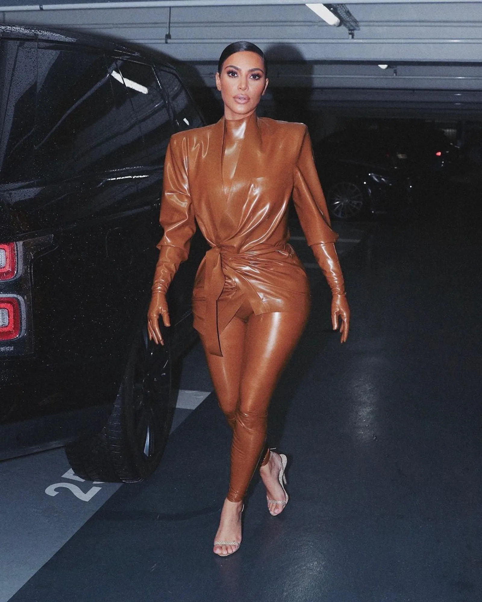 Deretan Baju Seksi Kim Kardashian West yang Bikin Salah Fokus!