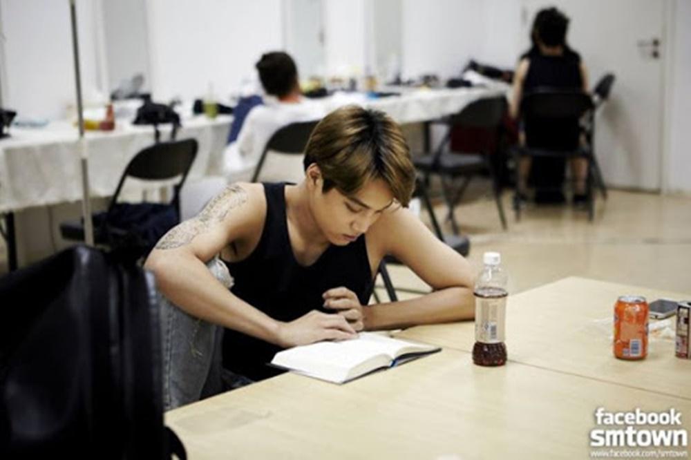 Nggak Bermodal Paras Semata, 9 Idol Kpop Ini Gemar Membaca Buku