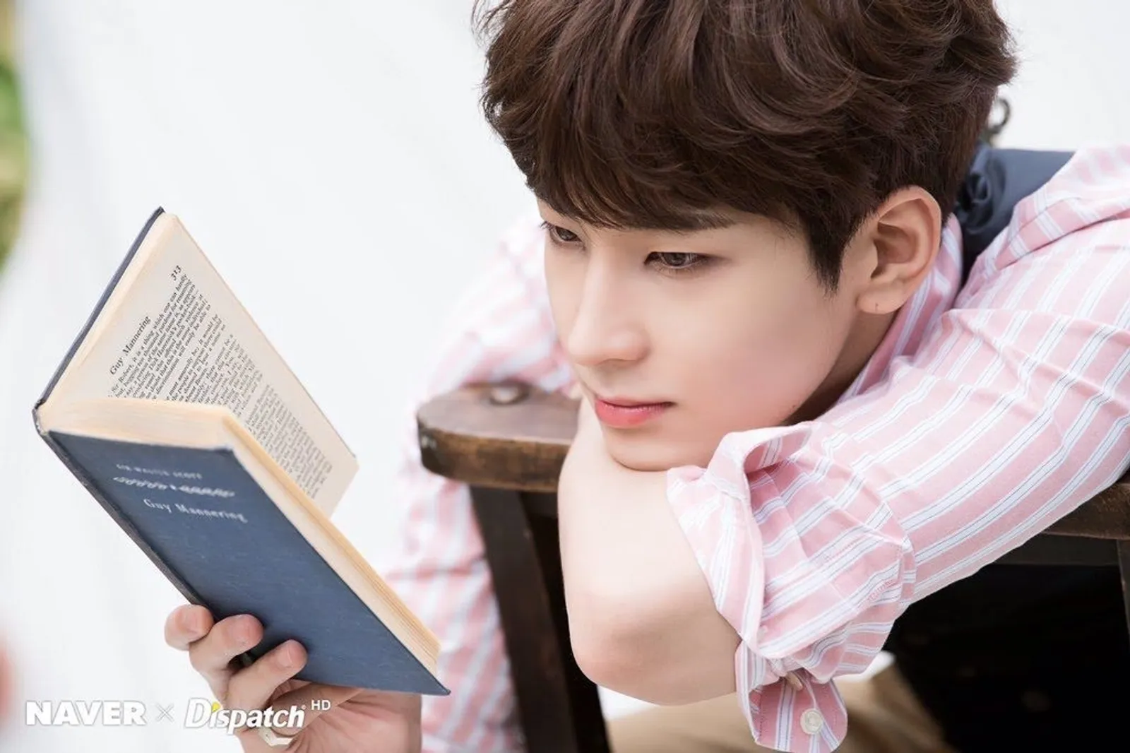Nggak Bermodal Paras Semata, 9 Idol Kpop Ini Gemar Membaca Buku