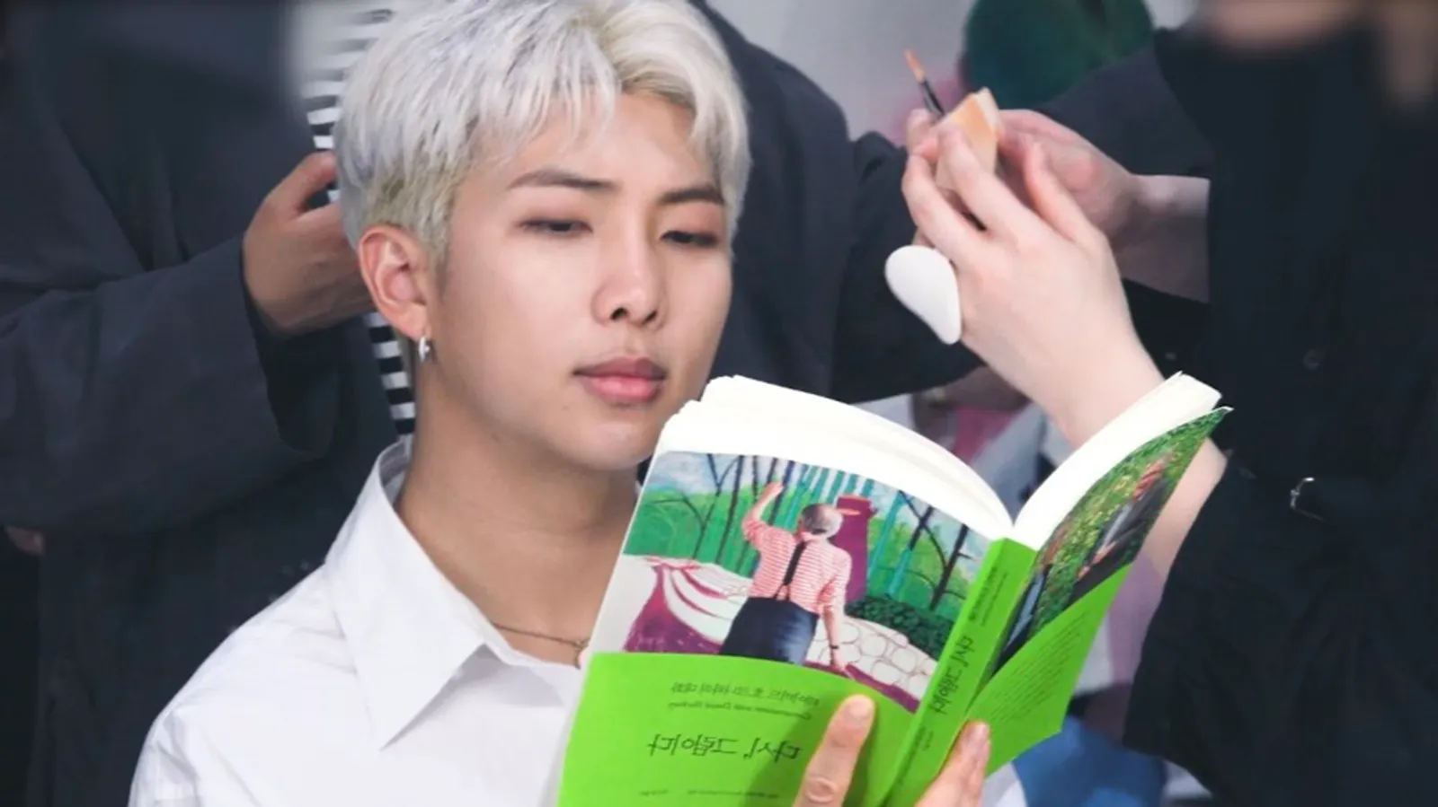 Nggak Bermodal Paras Semata, 9 Idol Kpop Ini Gemar Membaca Buku