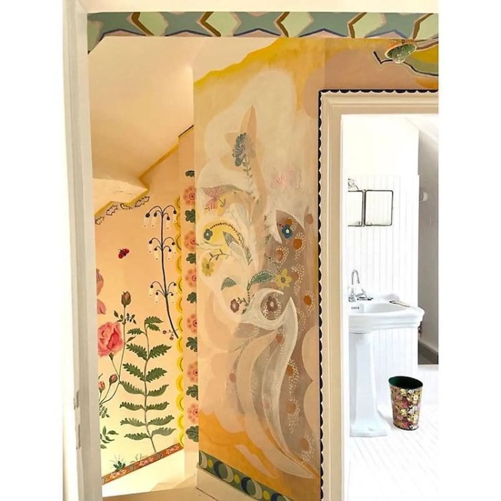 Seniman Ini Hias Rumahnya dengan Lukisan Tangan Saat Karantina
