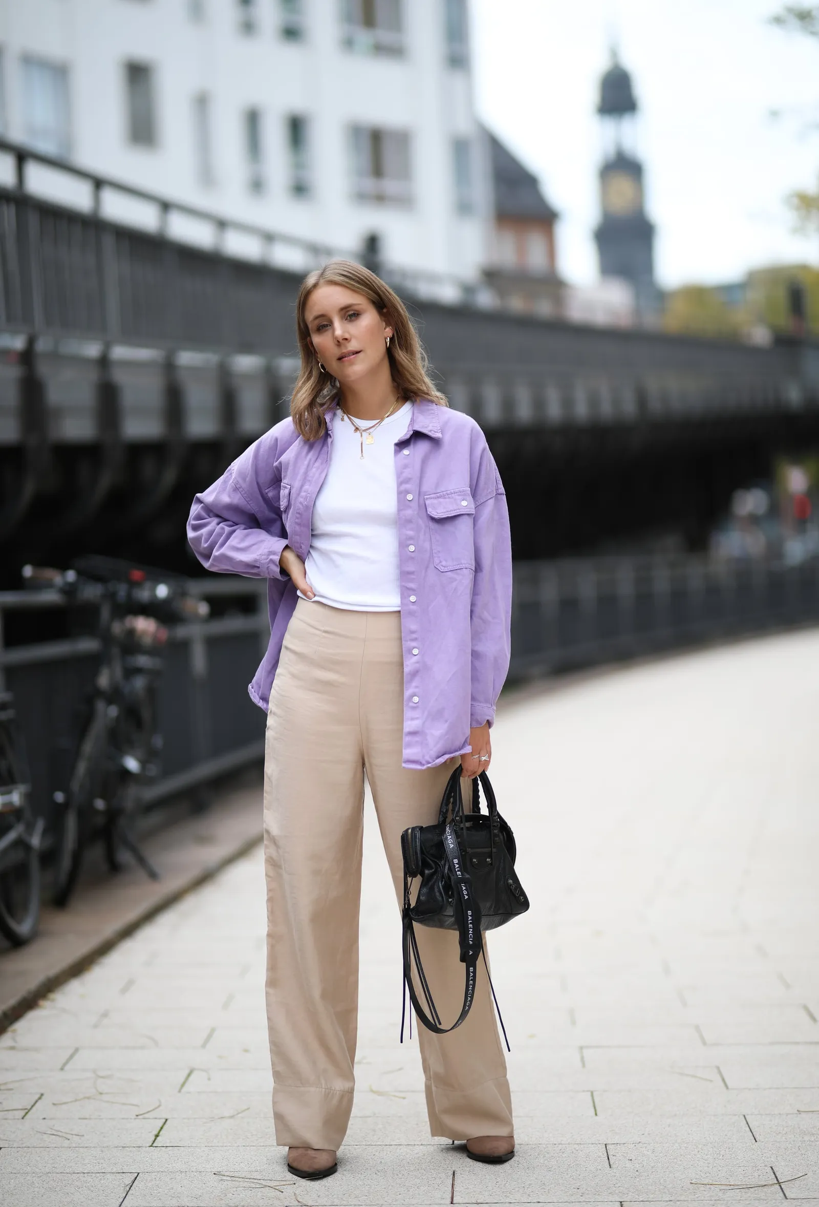 Tips Padu-padan Outfit Warna Ungu Lilac