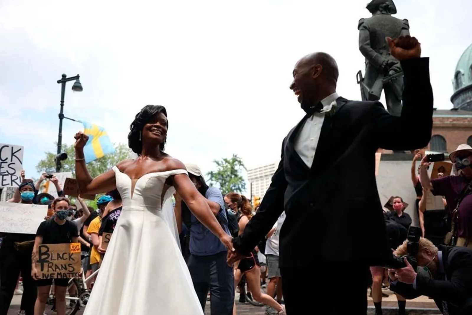 Unik, Pasangan Ini Menikah di Tengah Demo Black Lives Matter