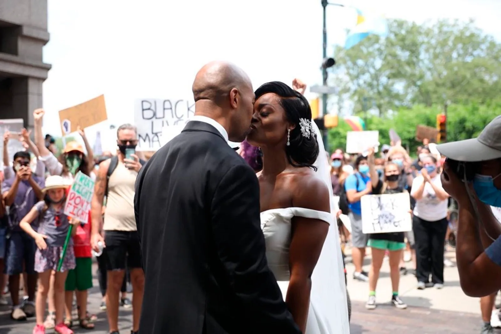 Unik, Pasangan Ini Menikah di Tengah Demo Black Lives Matter