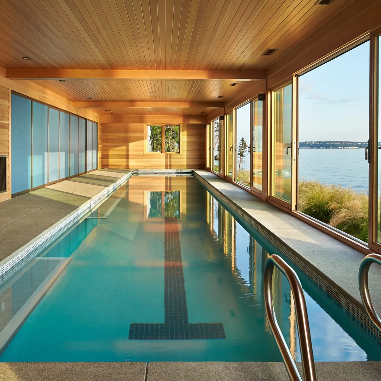 10 Desain Kolam Renang Indoor di Rumah, Tampak Mewah dan Modern
