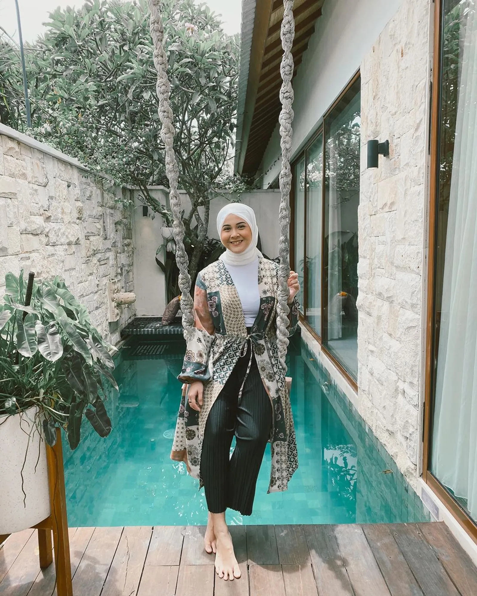 OOTD Hijab Girly yang Bisa Kamu Tiru dari Kesha Ratuliu