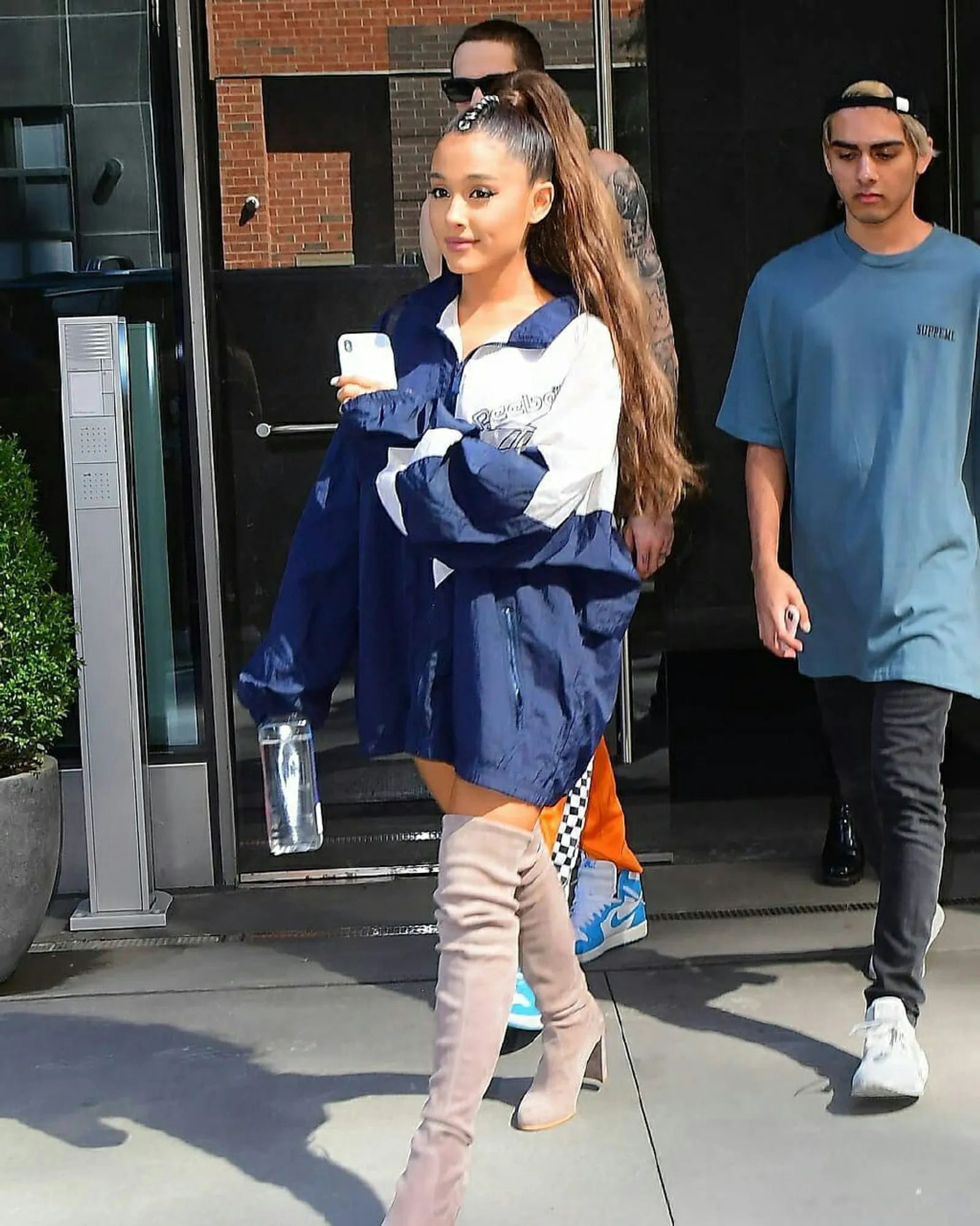 Seksi dan Imut! Gaya Ariana Grande Pakai Baju Oversized