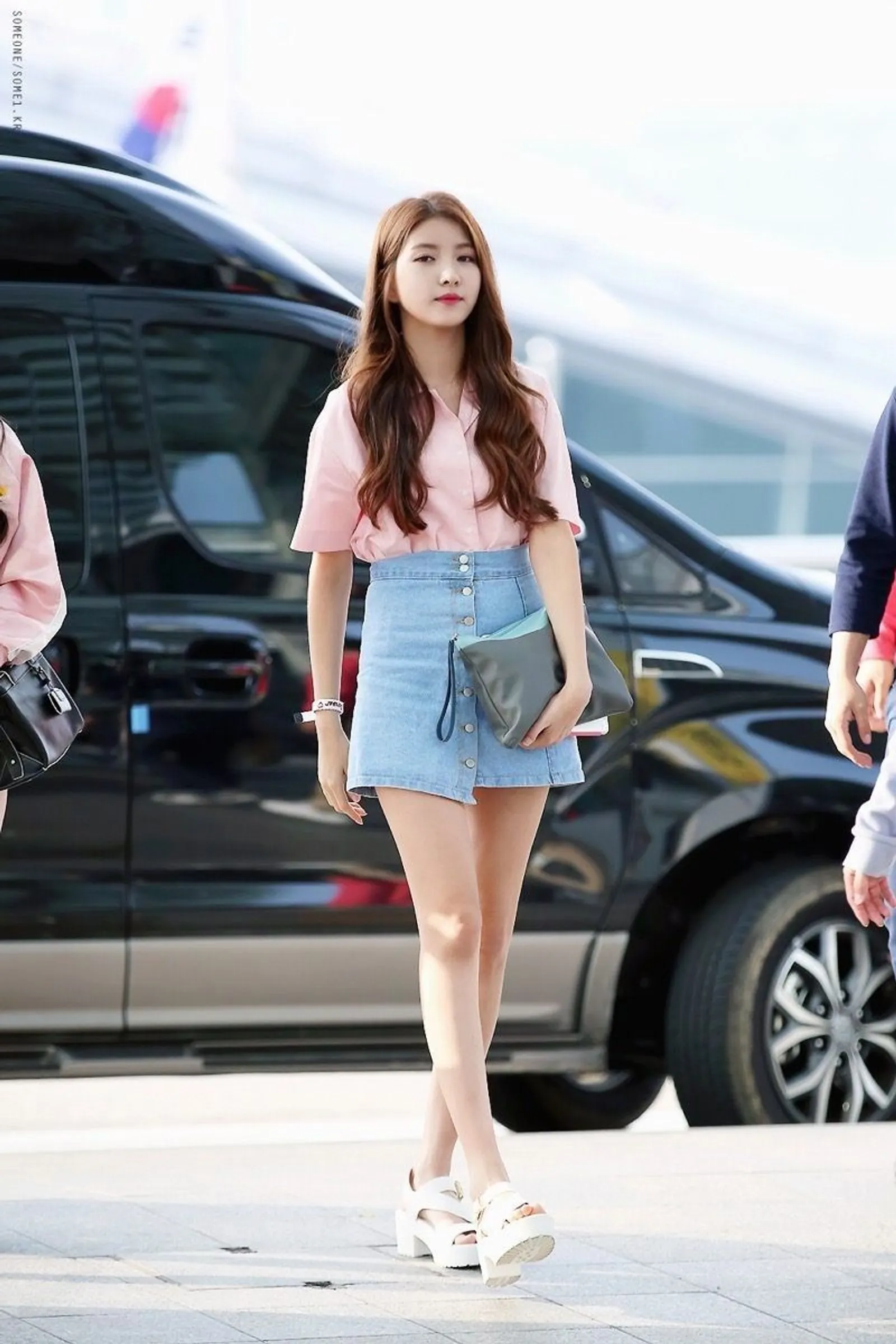 Intip OOTD Sowon, Leader Girlband GFRIEND yang Punya Gaya Seksi