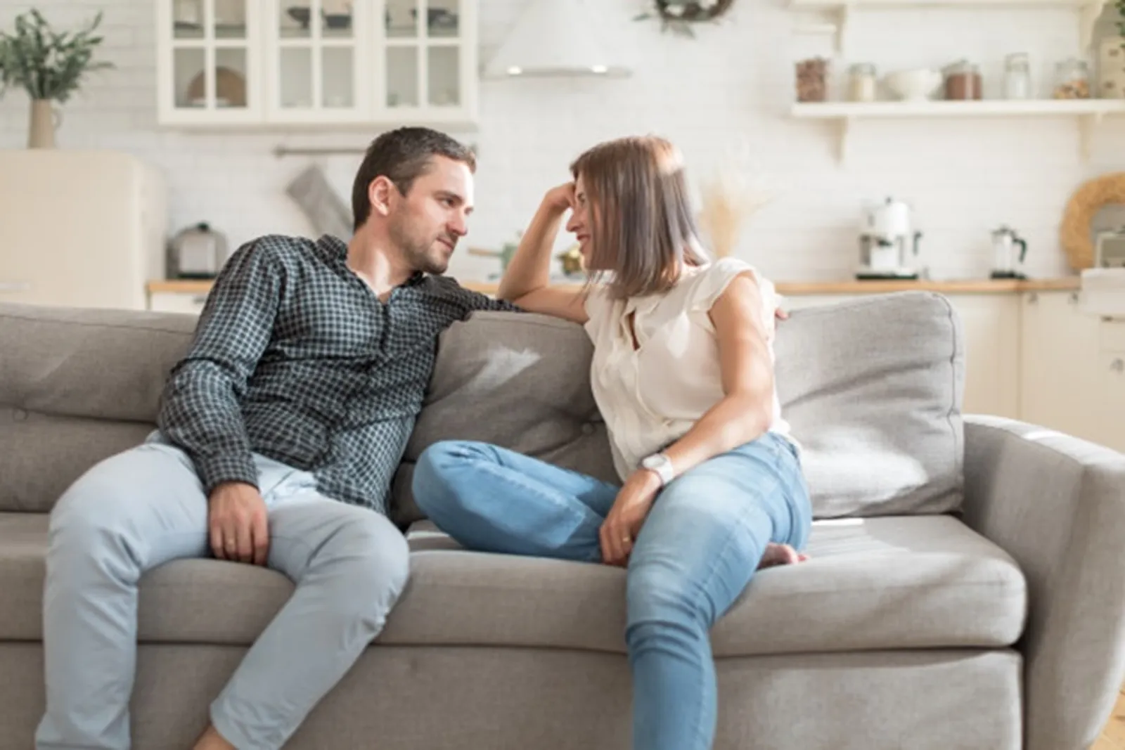 5 Alasan Suamimu Lebih Memilih Bersama Temannya Dibanding Kamu