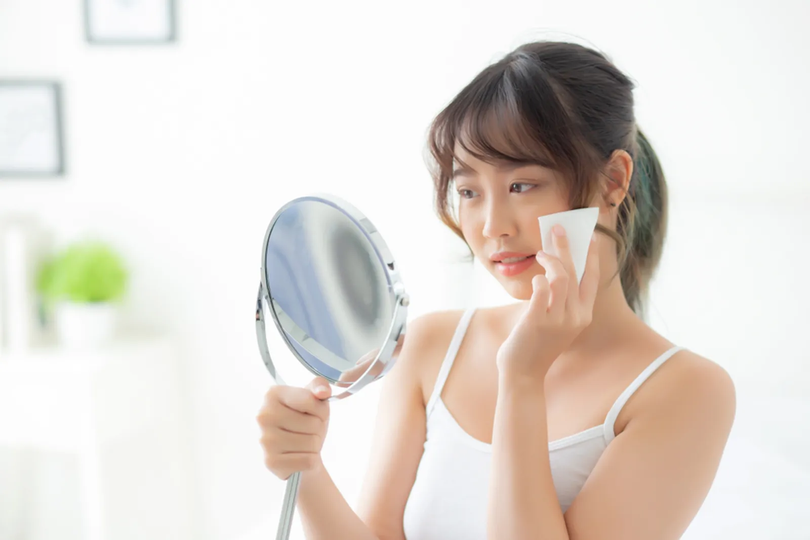 5 Cara Jaga Kebersihan Wajah, Hentikan Kebiasaan Sentuh Wajah Yuk