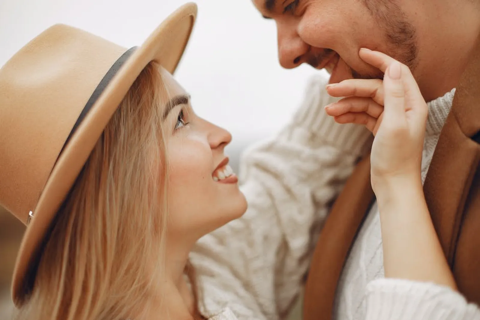 7 Hal yang Pasti Terjadi Ketika Kamu Hidup Sebagai Seorang Selingkuhan