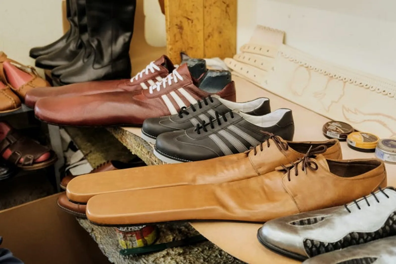 Unik dan Aneh, Pria Ini Desain Sepatu Khusus Social Distancing