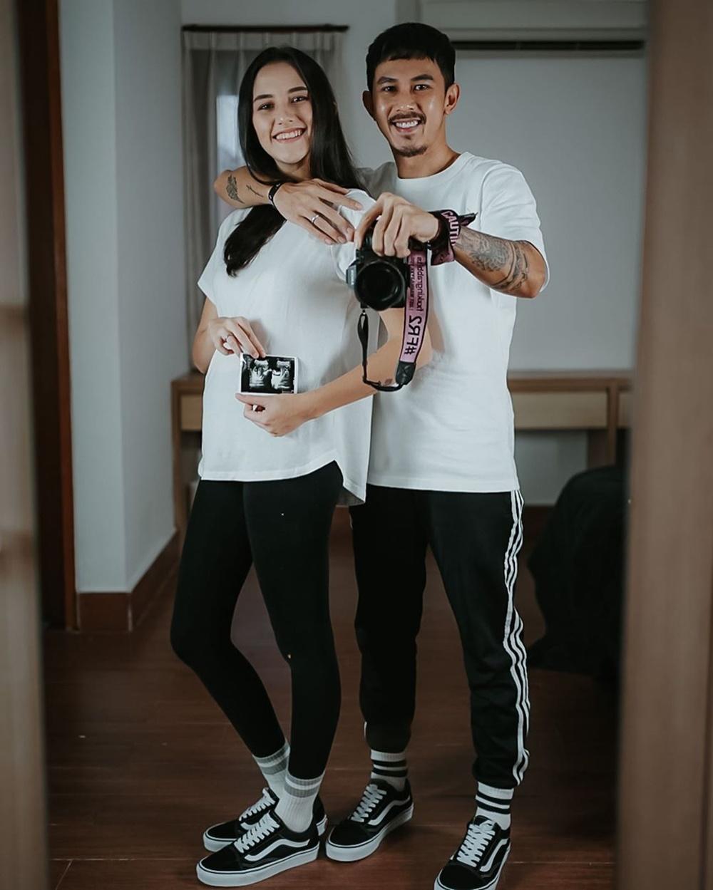 7 Artis Ini Jatuh Hati pada Pesona Perempuan Jawa, Manisnya!