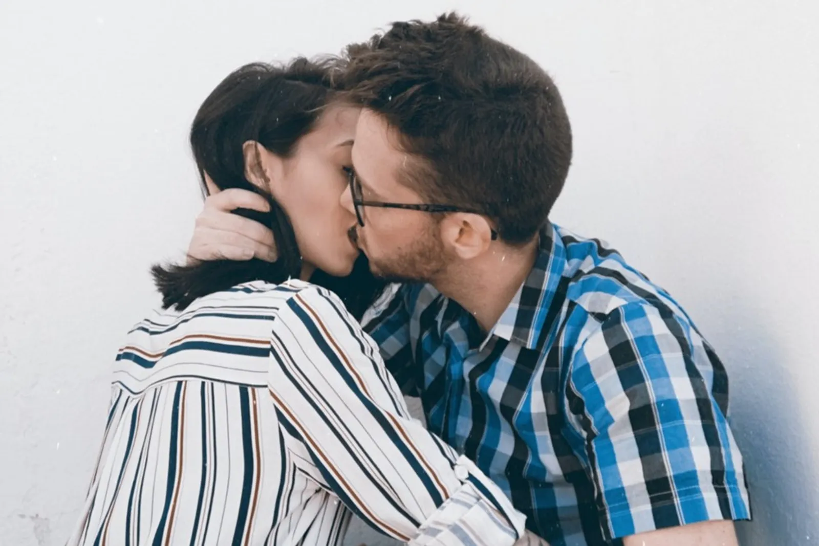 Ini Gaya Berciuman Tiap Zodiak dan Caranya Menunjukkan Kasih Sayang