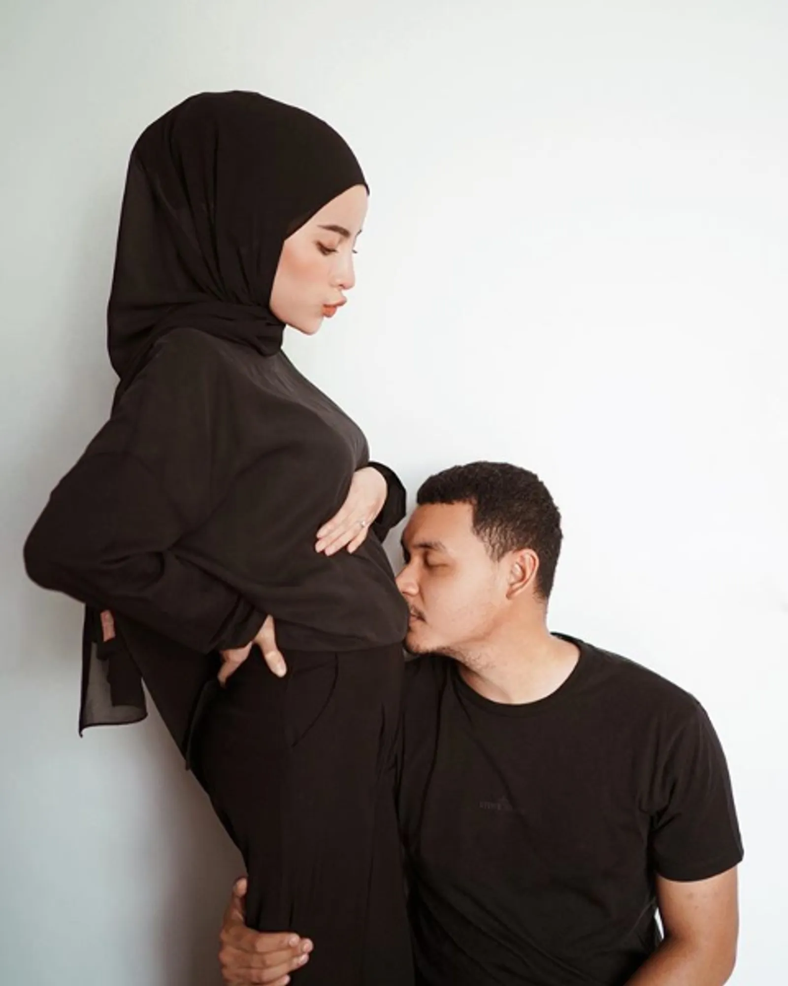 Hamil Anak Pertama, Intip 10 Momen Mesra Aghnia Punjabi dan Suami