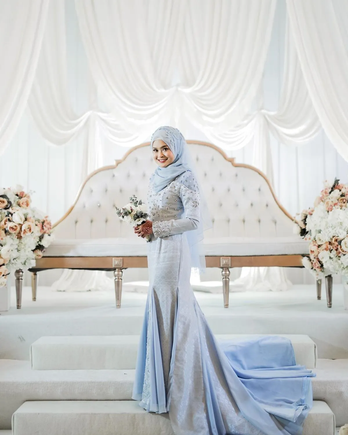 10 Inspirasi Gaun Pengantin Warna Biru Yang Nggak Norak