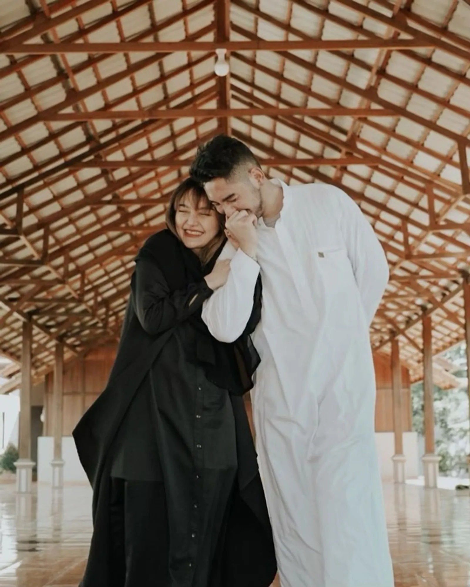 Romantis! Adu Mesra Siti Badriah vs Zaskia Gotik dengan Suami