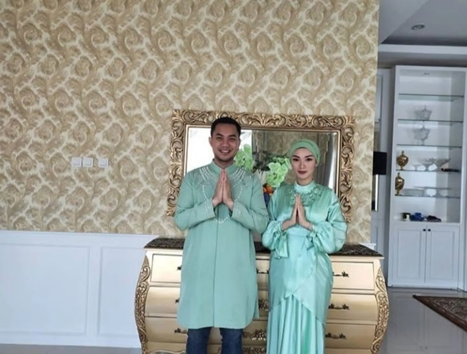 Romantis! Adu Mesra Siti Badriah vs Zaskia Gotik dengan Suami