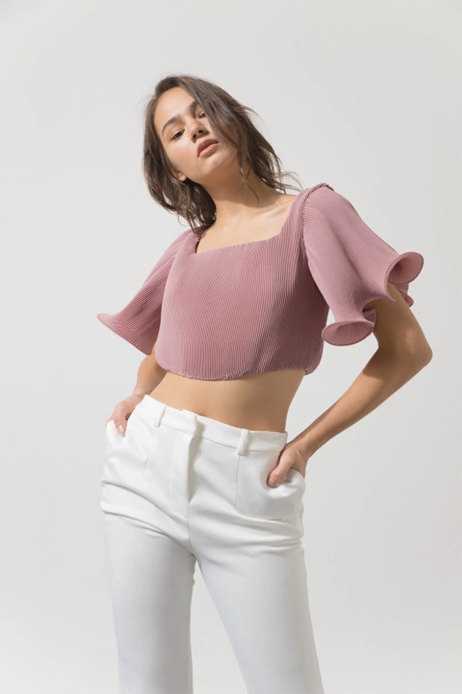 #PopbelaOOTD: Berikan Kesan Seksi yang Chic dengan Cropped Top Ini!